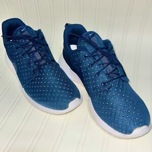 Men’s 10.5 Nike Running shoes Navy blue. Excellent condition!!